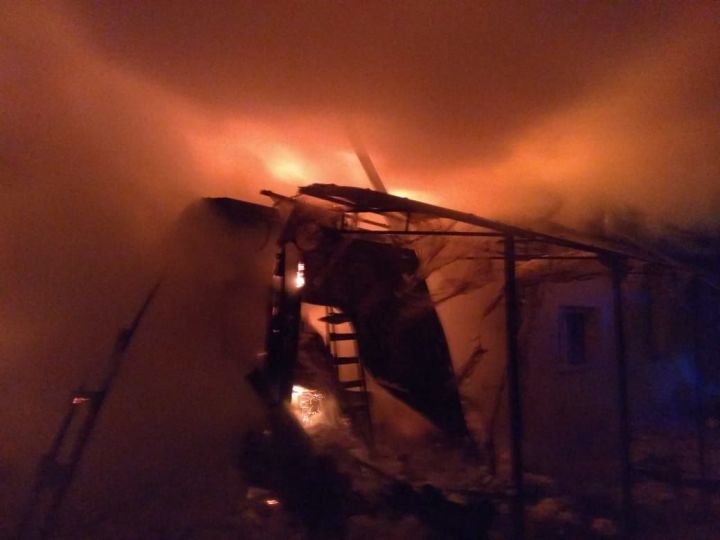 В селе Нижнее Качеево Алькеевского района в эту ночь сгорел жилой дом