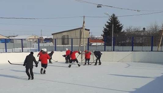 В селе Нижнее Алькеево прошел турнир по хоккею в валенках