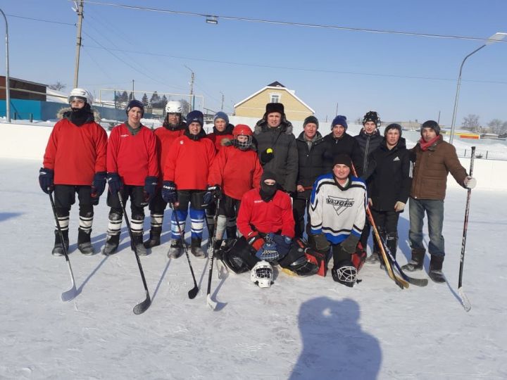 В селе Нижнее Алькеево прошел турнир по хоккею в валенках