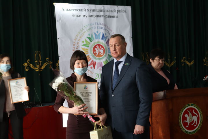 Гульшат Ибятова из села Старое Алпарово награждена Благодарственным письмом главы района