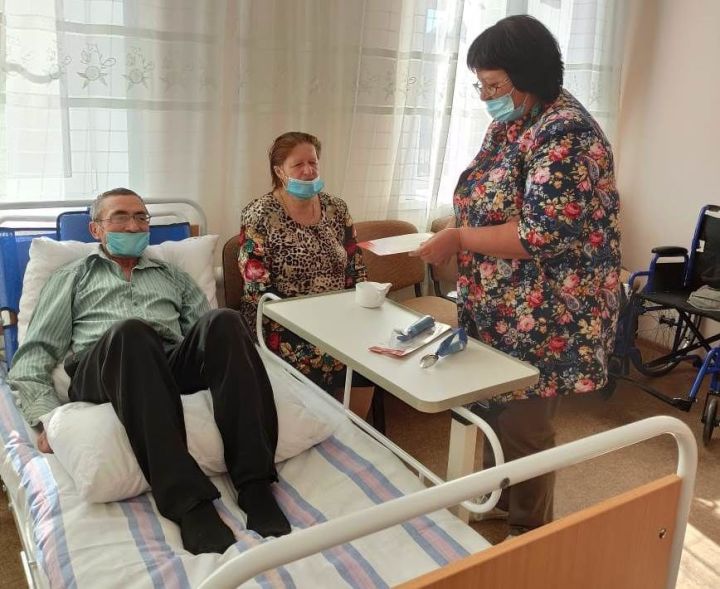 Уже год в комплексном центре социального обслуживания «Забота» работает «Школа ухода»