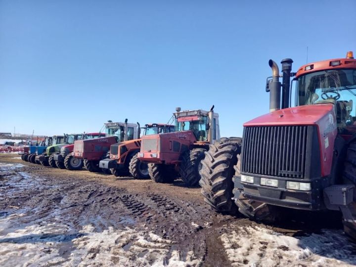 В Алькеевский район: трактора в основном готовы к весенне-полевым работам
