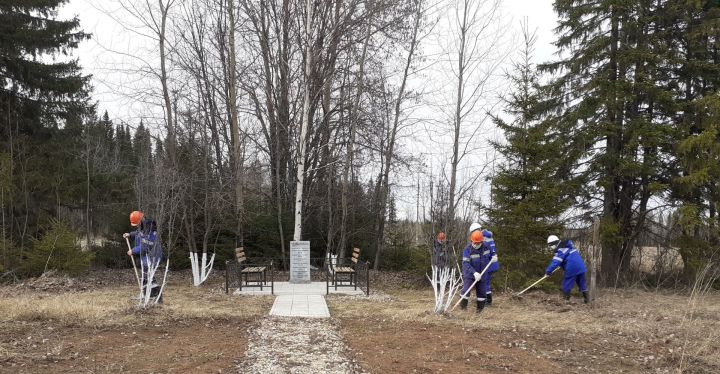Работники АО «Транснефть – Прикамье» благоустроили территории военных мемориалов