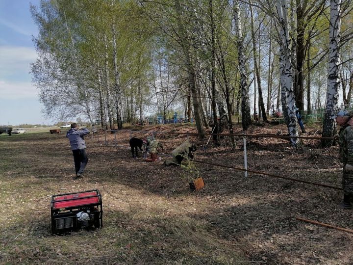 В Алькеевском районе на субботник по благоустройству кладбища приехал даже 84-летний ветеран