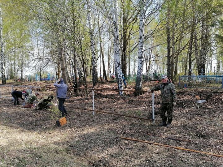 В Алькеевском районе на субботник по благоустройству кладбища приехал даже 84-летний ветеран