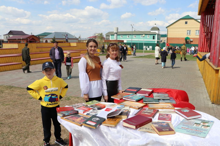 Алькеевский район: участники праздничного митинга интересовались книгами о Великой Отечественной войне