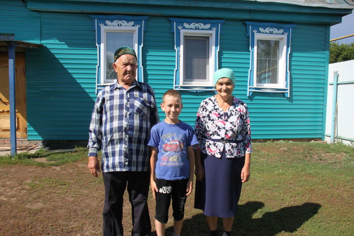 Семья из Нижнего Алькеево награждена медалью "За любовь и верность"