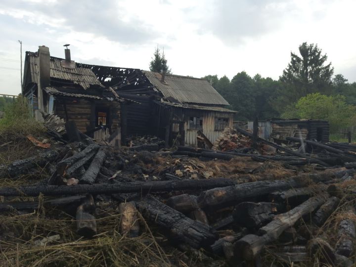 В селе Каракули Алькеевского района сгорели сарай и крыша дома