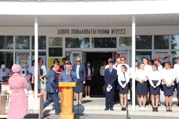 В Базарно-Матакской школе первого сентября состоялась  торжественная линейка