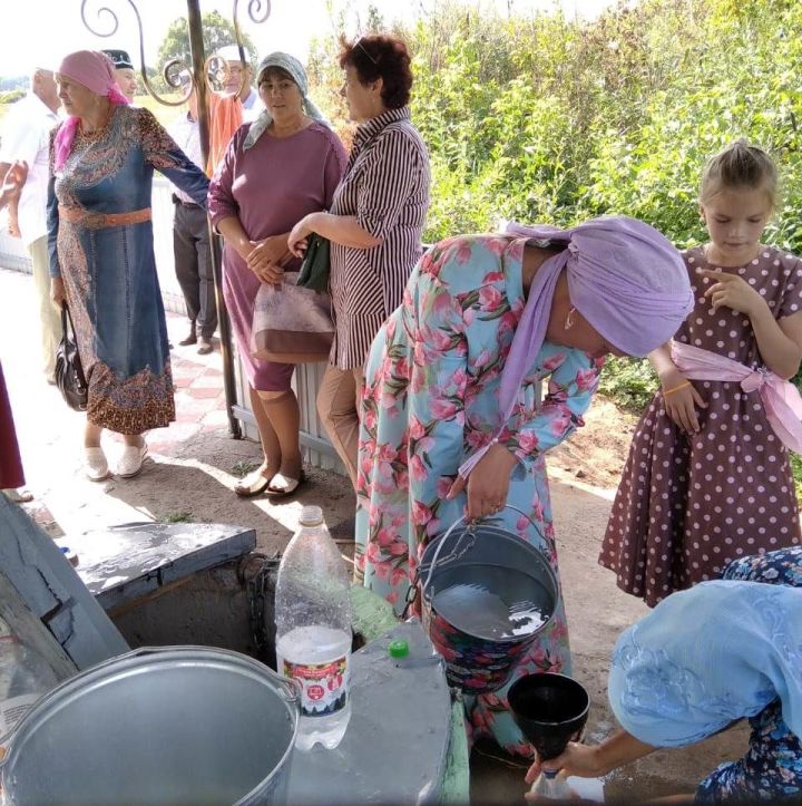 Алькеевский район: Гульсина Мурадимова принялась за благоустройство родника в своем селе