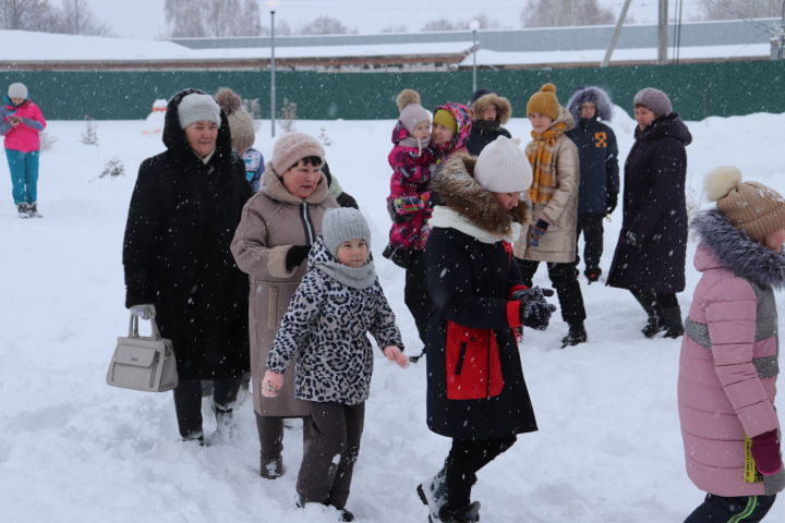 В парке Героям села Базарные Матаки состоялся утренник "Новогодние потехи"