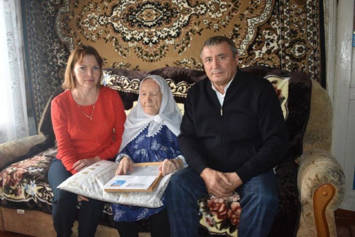 Свой 90-летний юбилей отметила жительница села Новые Салманы Халиса Зарипова