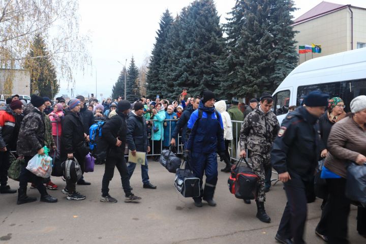 Когда мобилизованных вернут домой окончательно. Мобилизация в Алькеевском районе. Проводы мобилизованных РТ Алькеевский район сегодня. Отправка мобилизованных 25 октября. Отправка мобилизованных Алькеевский район.