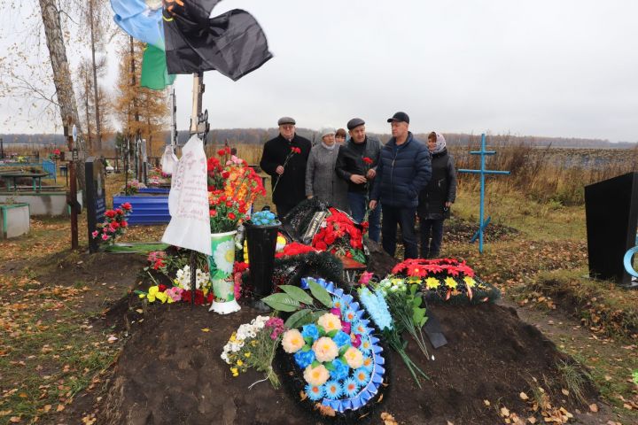 Глава района Александр Никошин посетил могилы погибших алькеевских  воинов