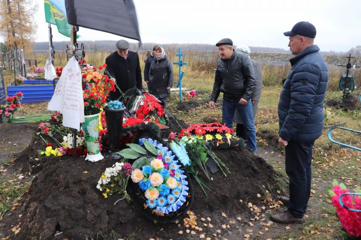 Глава района Александр Никошин посетил могилы погибших алькеевских  воинов