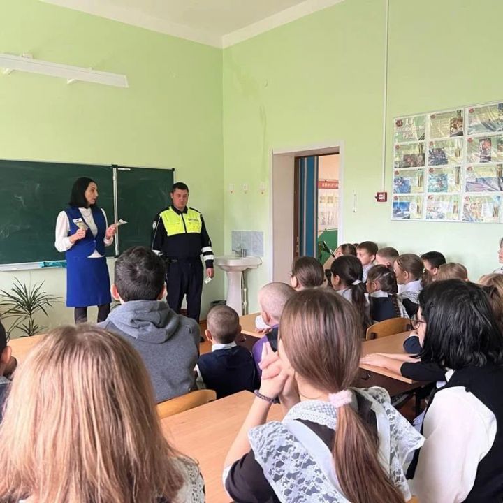 С учащимися Татарско-Бурнаевской школы проведена беседа о безопасном поведении на дороге