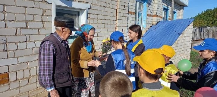 Сотрудники ОГИБДД по Алькеевскому району вместе с учениками поздравили пожилых с праздником