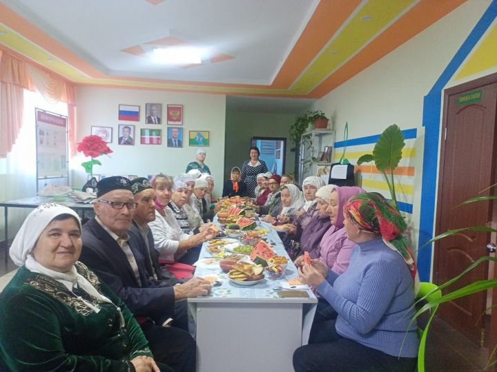 В клубе села Верхнее Алькеево организовали чаепитие для местных бабушек и дедушек