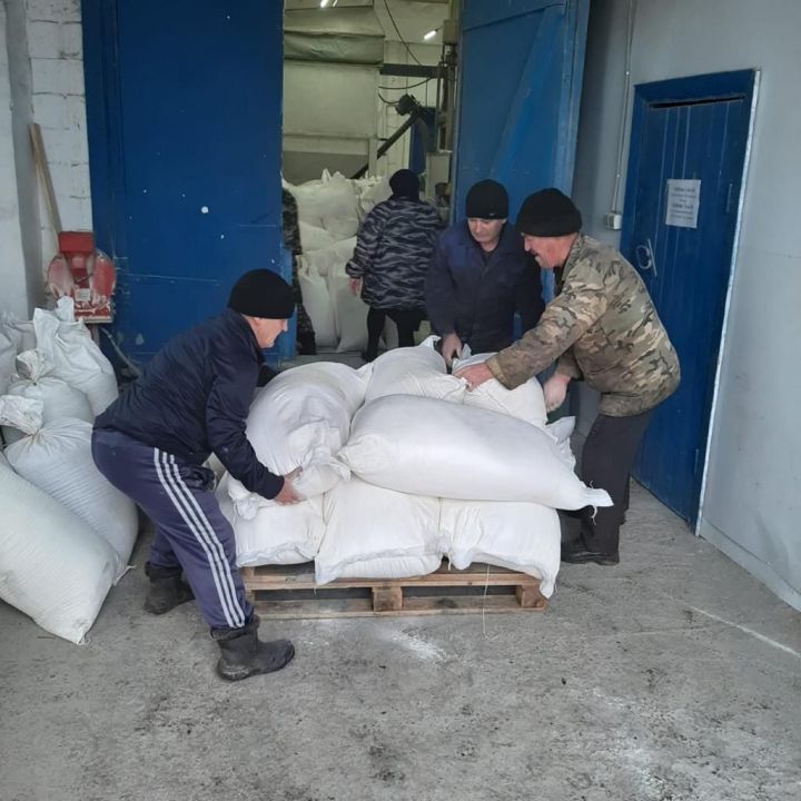 Из Алькеевского района на большой грузовой автомашине отправили гуманитарную помощь