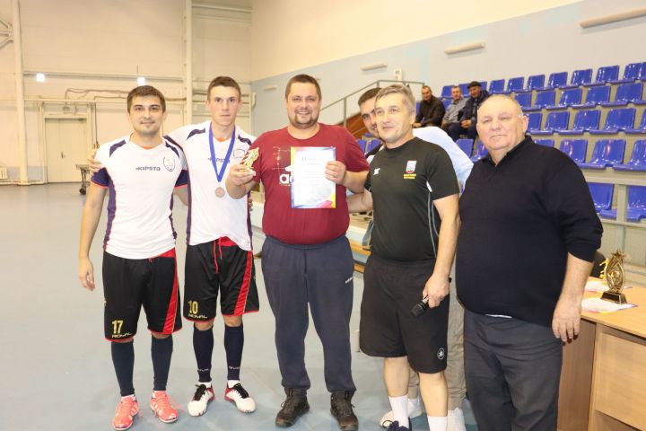 В универсальном спортзале «Алина» состоялся открытый турнир по мини-футболу памяти Альберта Шагиева