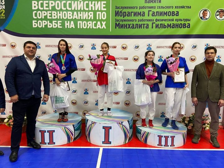 Регина Нурутдинова из Базарных Матак чемпион Всероссийских соревнований по борьбе на поясах