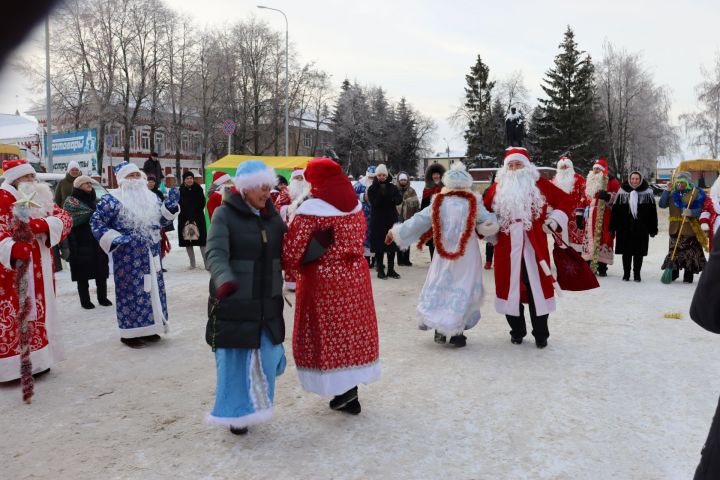 В Базарных Матаках состоялось открытие Главной елки района и парад Дедов Морозов и Снегурочек