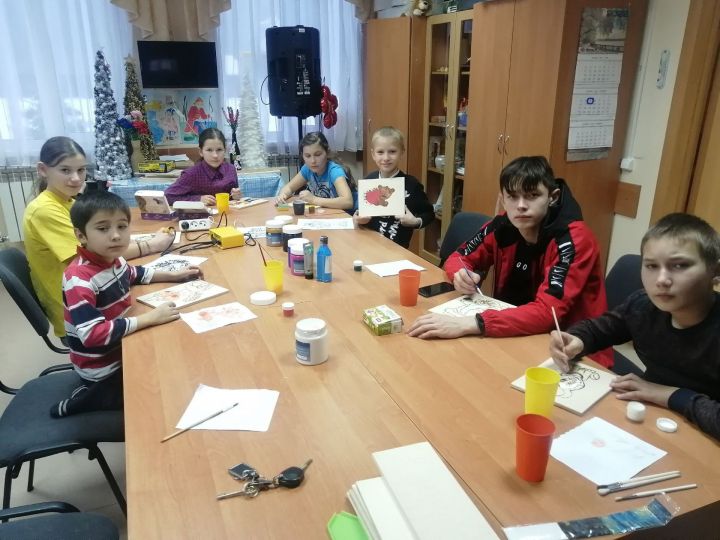 В Новоямкинском доме культуры дети выжгли на досках сказочных персонажей