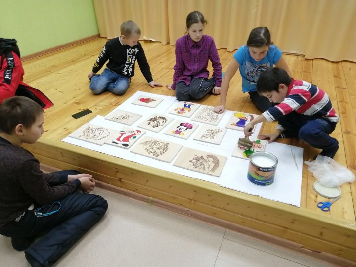 В Новоямкинском доме культуры дети выжгли на досках сказочных персонажей