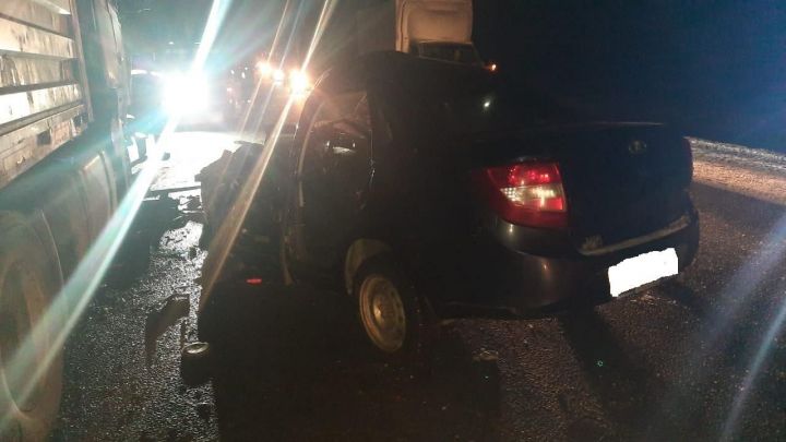 Водитель «Лады Гранты» столкнулся лоб в лоб с грузовиком «МАЗ»
