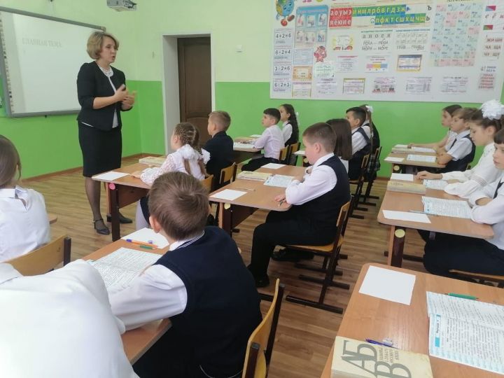 В декаде инвалидов педагогом-психологом была организована беседа с учащимся начальных классов