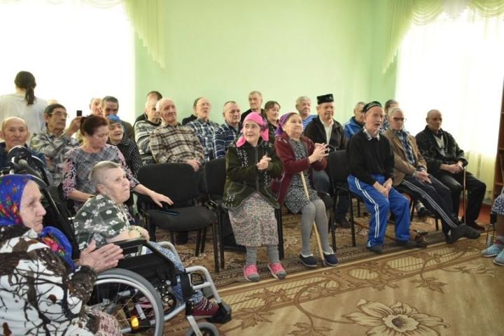 В Алькеевском районе посетили обитателей дома-интерната для пожилых и инвалидов