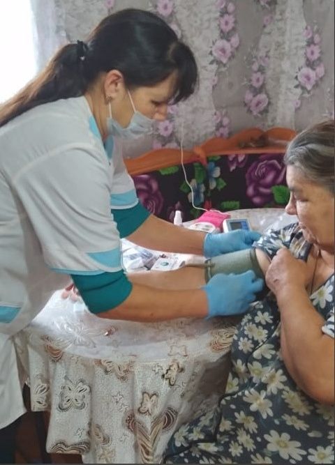 Медицинские работники посещают на дому пациентов с ограниченными возможностями