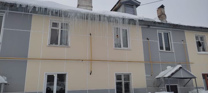 В Бугульме двое детей пострадали в результате падения снега с крыши