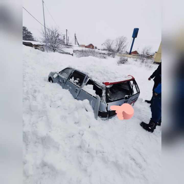 В Алькеевском районе из-за схода снега с крыши пострадал автомобиль. ВИДЕО
