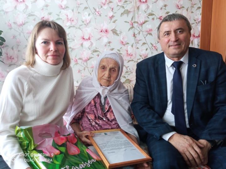 Мухаметшину Гизельнавар из села Новые Салманы поздравили с 95-летием