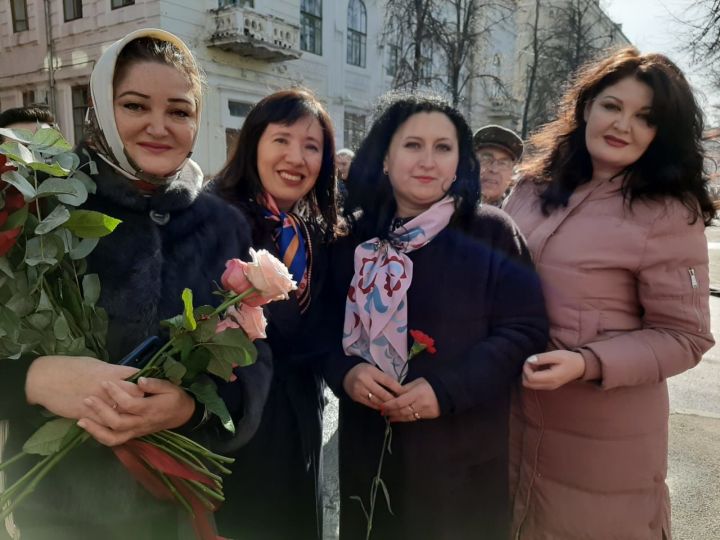 Татарстанның халык артистлары Исламия һәм Хәлил Мәхмүтовларга  мемориаль такта ачылды