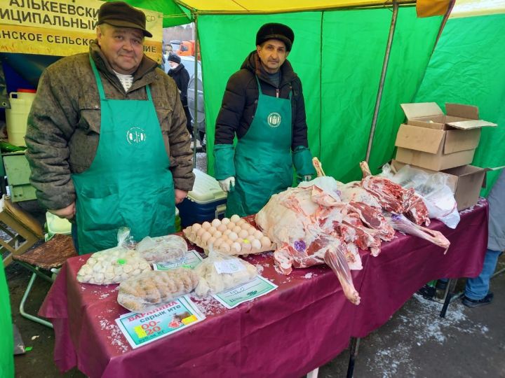 Сегодня сельхозпроизводители Алькеевского района успешно реализовали свою продукцию в поселке Дербышки города Казани