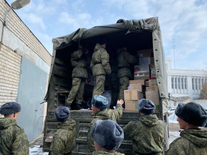 Женщины Татарстана передали российским военным около 30 тонн подарков