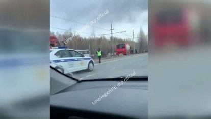 В Казани автобус вылетел прямо на рельсы, закрыв тем самым движение трамваям