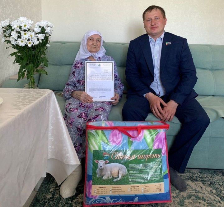 Свой 90-летний юбилей отметила жительница села Старое Алпарово Сафина Зульхабира