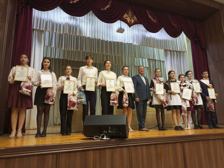 Глава Алькеевского района Александр Никошин отметил Благодарственными письмами и памятными подарками 12 выпускников-медалистов