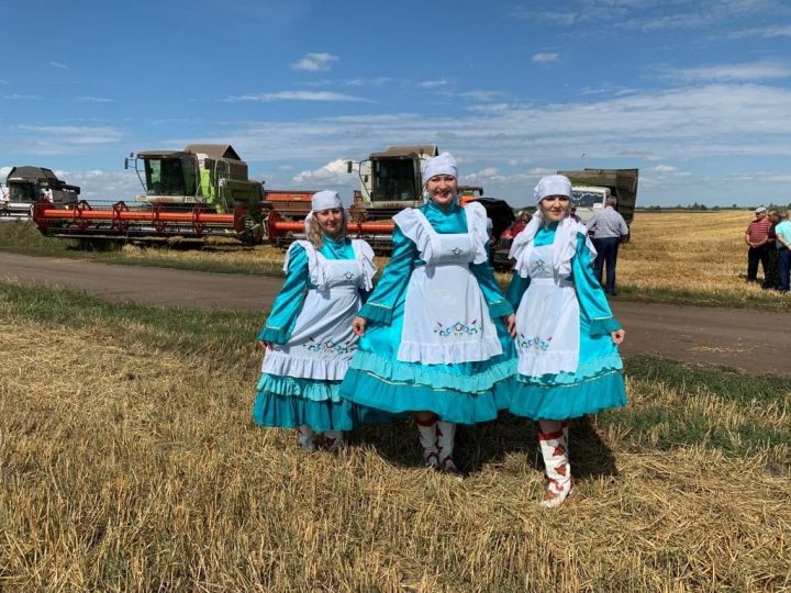 Артисты Алькеевского дома культуры выступают на полях