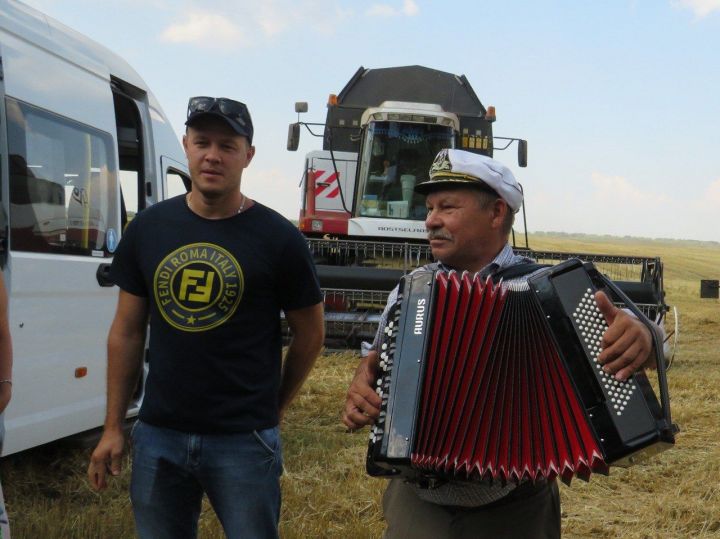 Агитбригада районного дома культуры с творческой программой выехала на окраину села Хлебодаровка