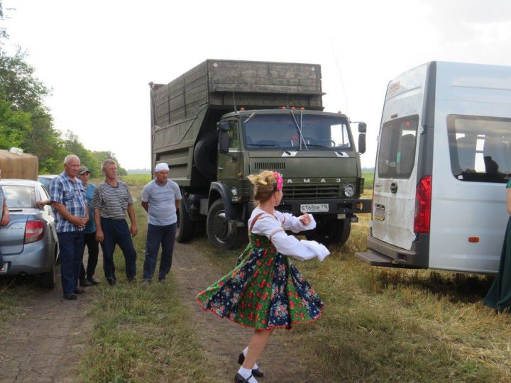 Агитбригада районного дома культуры с творческой программой выехала на окраину села Хлебодаровка