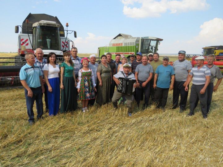 Агитбригада районного дома культуры с творческой программой выехала на окраину села Хлебодаровка