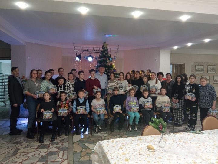 Альберт Мухамметшин в преддверии Нового года приглашает учащихся Алпаровской школы в гости в Казань