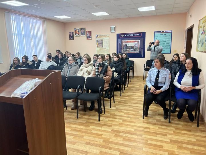 Сотрудники ОМВД России по Алькеевскому району совместно с ГБУ БДД провели для студентов различные мероприятия