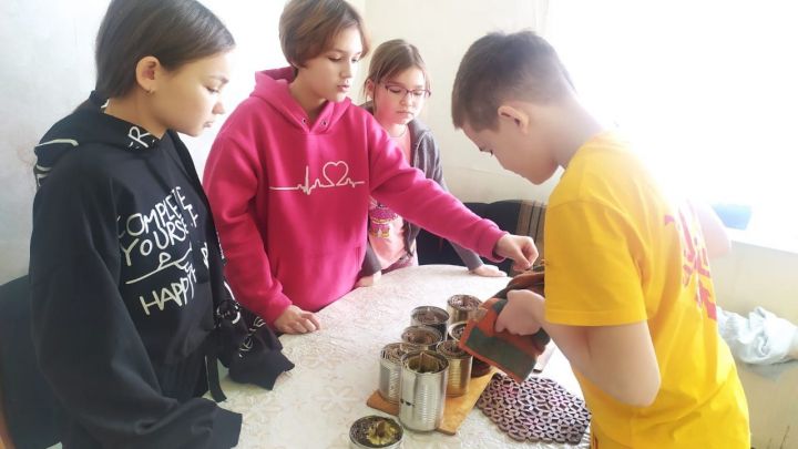 Ученики Чувашско-Бурнаевской школы делают блиндажные свечи для бойцов, участвующих в специальной военной операции