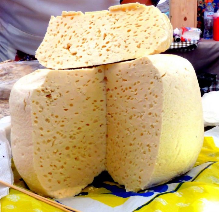 В Базарных Матаках с витрины одного из супермаркетов похитили сыр весом около 6 килограммов