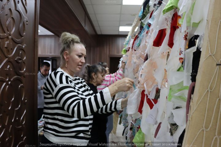 Волонтеры района плетут маскировочные сети для участников СВО